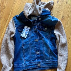 Jean jacket with sherpa sleeves